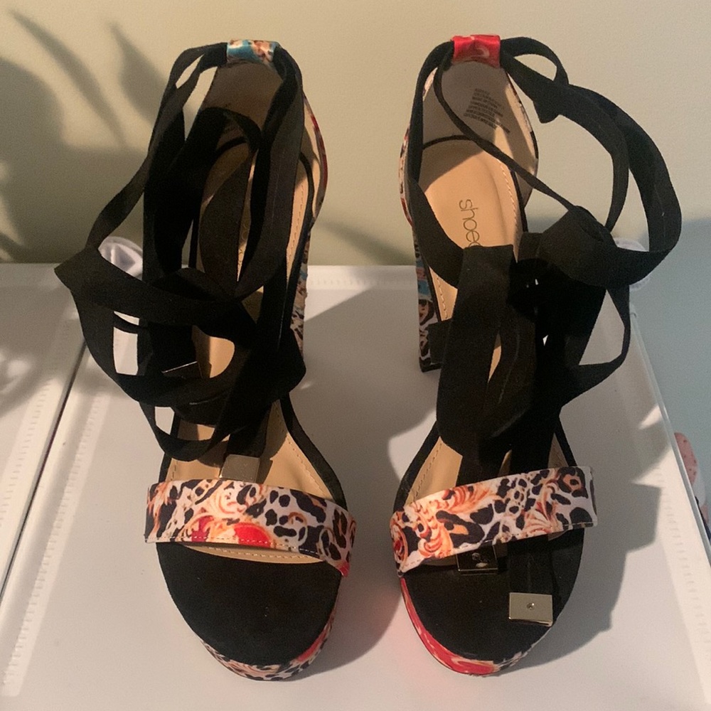 Looking for a fun shoe? This Rubye leopard print platform is the shoe for you!